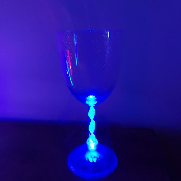LED Wine Champagne Glasses Plastic Light Up Cup Cocktail Bar Tableware, Set of 4 - Picture 3 of 7